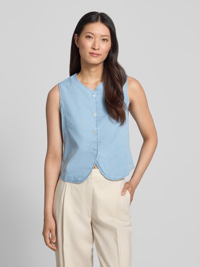 Frauenmodel trägt Regular Fit Weste aus Lyocell-Mix in Denim-Optik von Christian Berg Woman, durchgängige Knopfleiste, V-Ausschnitt, hellblau, Baumwoll-Lyocell-Anteil, Ganzkörperansicht von vorne.