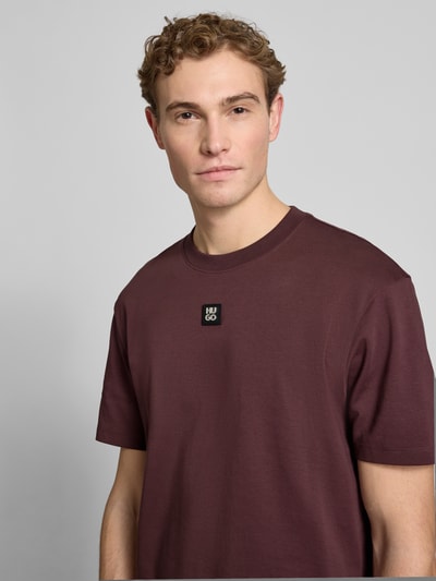 Männermodel draagt Regular Fit T-Shirt aus reiner Baumwolle Modell 'DALILE' van HUGO, unifarben, label patch, Nahaufnahme Oberkörper.