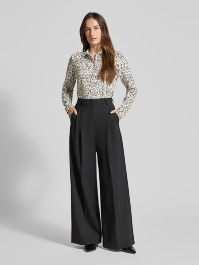 Vrouwenmodel draagt Regular Fit Hemdbluse aus Baumwoll-Mix van s.Oliver RED LABEL met all-over motief, overhemkraag, knoopsluiting, lange mouw, jersey katoenmix, Ganzkörperansicht van voren.