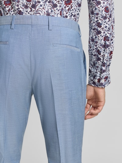 Männermodel trägt Slim Fit Anzug aus Schurwoll-Mix mit Viskose-Anteil von ROY ROBSON, Hellblau, glatte Textur, Detailaufnahme Rückenansicht. Rückenlänge, Schulterbreite und Bundweite bei Größe 50, elastisches Material, dezente Bügelfalten.