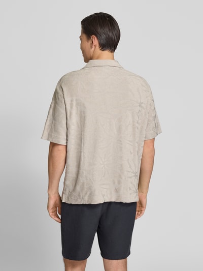 Männermodel trägt Regular Fit Freizeithemd aus Baumwoll-Mix Modell 'WE_FLOWER' von BOSS Orange, beige, strukturiert, Ganzkörperansicht Rückansicht.