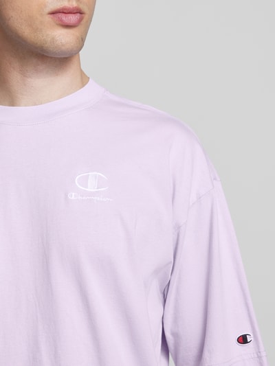 CHAMPION Relaxed Fit T-Shirt mit Label-Stitching Flieder 3