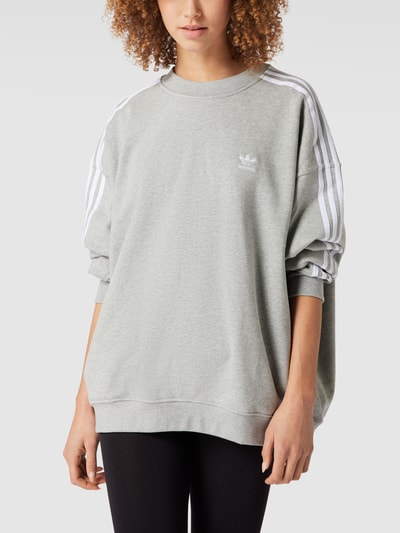 adidas Originals Oversized Sweatshirt mit Logo-Streifen Mittelgrau Melange 4