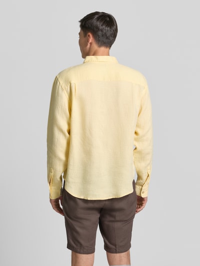 Männermodel trägt Regular Fit Leinenhemd mit Kentkragen von GAP in Hellgelb, strukturierte Oberfläche, Rückenlänge 71 cm, Ganzkörperansicht Rückansicht.