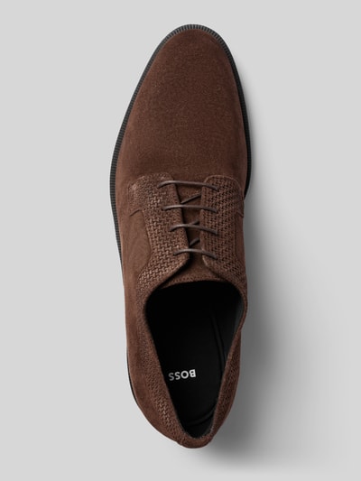 Produktfoto, Schnürschuhe aus echtem Rindsvelours Modell 'TAYIL' von BOSS in braun mit Struktur-Muster, Lederoptik, abgerundeter Schuhspitze, Blockabsatz, strukturierte Sohle, Materialverarbeitung Veloursleder, Material echtes Rindsleder, Schnürung.