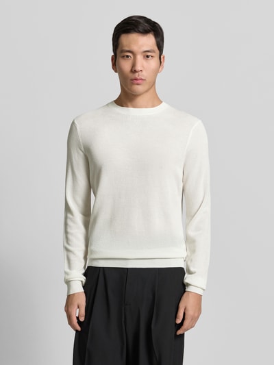 Männermodel trägt T-Shirt mit Motiv-Print von Antony Morato in Weiß, reine Baumwolle, Regular Fit, Nahaufnahme Oberkörper.