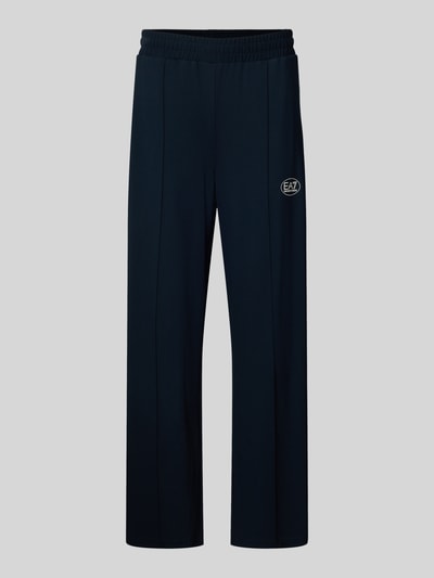 Productfoto, Trackpants aus Viskose-Mix van EA7 Emporio Armani, donkerblauw, rechte fit, elastische tailleband, logoprint, galonstrepen, steekzakken, siernaden, lengte binnenbeen maat M 79 cm
