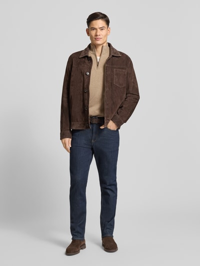 Męski model nosi Strickpullover mit Stehkragen von bugatti z czystej bawełny, krój regular fit, w jasnobeżowym kolorze, z krótkim zamkiem i prążkowanymi wykończeniami, widok całej sylwetki z przodu.
