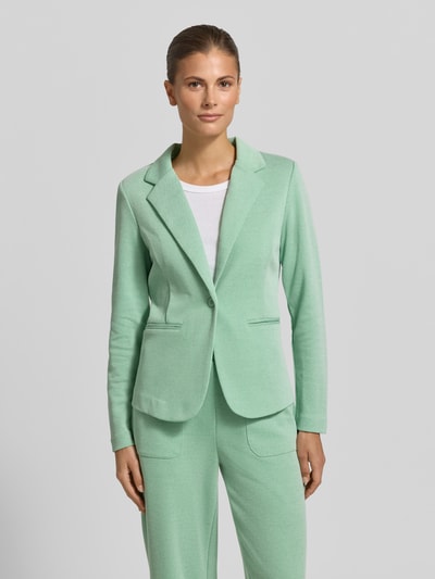 Frauenmodel trägt Slim Fit Blazer mit Paspeltaschen Modell 'KATE PIQUE' von ICHI, Baumwoll-Mix, Reverskragen, Knopfverschluss, Ganzkörperansicht von vorne.