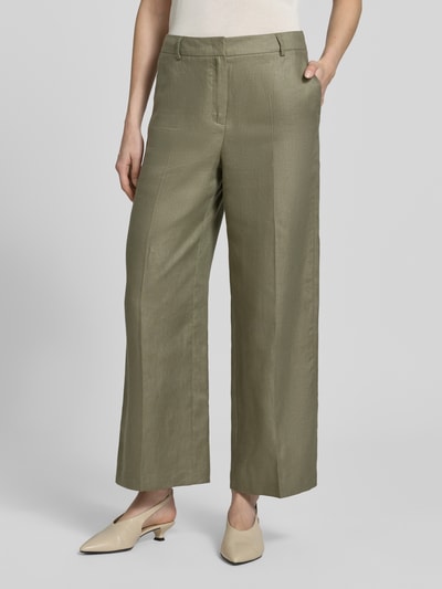 Frauenmodel trägt Leinenhose mit Bügelfalten und Gesäßtasche von Christian Berg Woman Selection in Olivgrün, Wide Leg, Nahaufnahme Oberkörper.