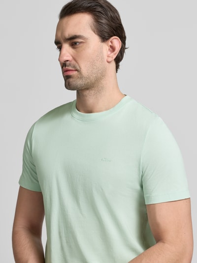 Męski model nosi Regular Fit T-Shirt aus reiner Baumwolle von s.Oliver RED LABEL, kolor jednolity, jersey, krótkie rękawy, widok na górną część ciała z przodu.