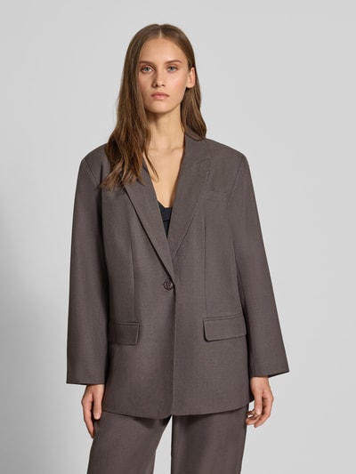 Frauenmodel trägt Loose Fit Longblazer mit Reverskragen Modell 'LINDA' von ONLY in Braun, glatte Oberfläche, dezente Struktur, Ganzkörperansicht von vorne, Damen Longblazer von ONLY.