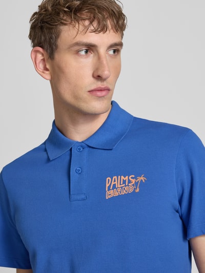 Männermodel trägt Regular Fit Poloshirt mit Print und Knopfleiste Modell 'MAILLE' von Blend in Blau aus reiner Baumwolle, Nahaufnahme Oberkörper. Rückenlänge bei Größe M: 72 cm.
