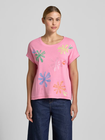 Frauenmodel trägt T-Shirt aus Baumwoll-Leinen-Mix mit Stitchings von Milano Italy in Rosa mit bunten Blumen, Regular Fit, Rundhalsausschnitt, Ganzkörperansicht von vorne.