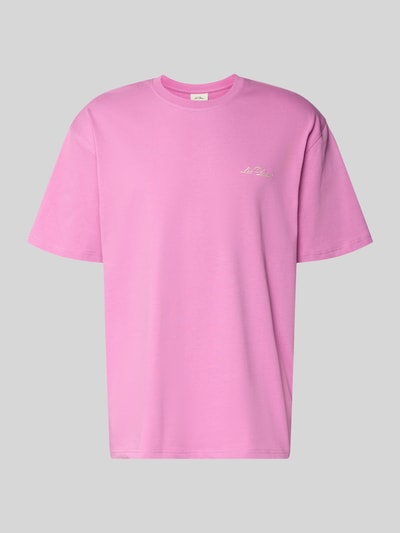 Produktfoto, t-shirt met logoprint model 'Crew' van Les Deux in roze, puur katoen, recht model, ronde hals, ruglengte maat M 74 cm