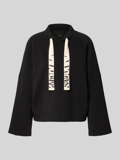 Produktfoto, Oversized Sweatshirt mit Tunnelzug von Marc Cain aus schwarzem Baumwoll-Mix mit Stretch-Anteil, Stehkragen, breite cremefarbene Kordel mit Muster, gerade Formen, glatte Textur.