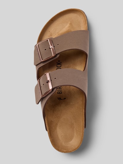 Produktfoto, Hausschuhe in Leder-Optik Modell 'Arizona' von Birkenstock, Damen Hausschuhe, offene Ferse, Logo-Detail, Absatz 3 cm, abgerundete Passform, braune und beige Farbtöne, glatte Textur