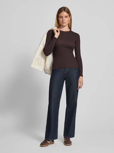 Vrouwenmodel draagt Longsleeve met ronde halslijn model 'ALEXA' van Samsøe Samsøe, katoen-elastaanmix, slim fit, donkerbruin, voorkant volledige lichaamsweergave.