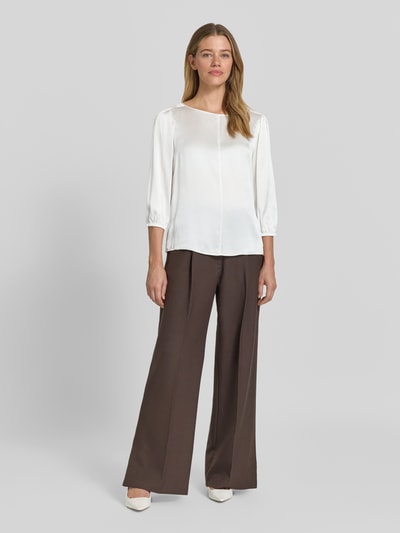 Vrouwenmodel draagt Blusenshirt aus Seide mit 3/4-Arm van Marc Cain, zuiver zijde, regular fit, ronde hals, ruglengte maat 36: 60 cm, mouwlengte: 49 cm, hele lichaamsaanzicht van voren