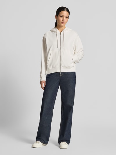 Vrouwenmodel draagt Oversized Sweatjacke aus Baumwoll-Mix Modell 'SOUL' van Smith and Soul in wit met kangoeroezak en tweewegritssluiting, katoenmix, dames, capuchon met tunnelkoord, elastische boorden, ganzlichaamsaanzicht van voren