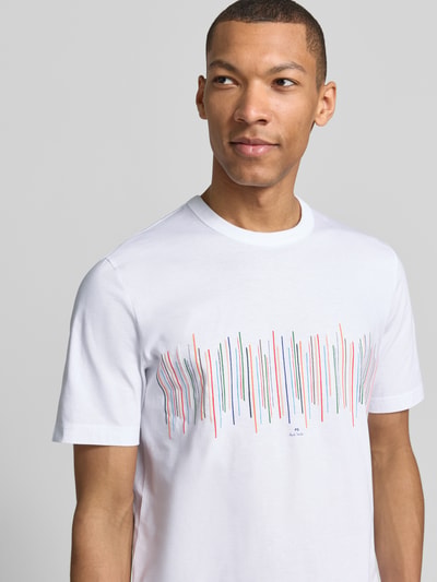 Männermodel trägt T-Shirt mit Rundhalsausschnitt und Motiv-Print von PAUL SMITH, weiße Baumwolle, Casual Fit, Nahaufnahme Oberkörper.
