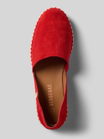 Produktfoto, Espadrilles aus Leder mit Label-Patch Modell 'CARMEN' von Verbenas in kräftigem Rot, strukturierte Sohle, abgerundete Form, Absatzhöhe 2 cm, Schafthöhe 7 cm, Schaftweite 5 cm, Oberflächenstruktur weich und samtig.