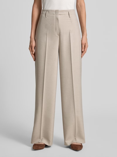 Frauenmodel trägt Wide Fit Hose mit Viskose-Anteil von MORE & MORE in Beige mit Bundfalten, glatter Struktur, Ganzkörperansicht von vorne.