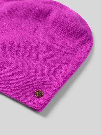 Produktfoto, Beanie aus reinem Kaschmir von FRAAS in kräftigem Pink mit feiner Ziernaht und Label-Applikation, weiche Stricktextur.