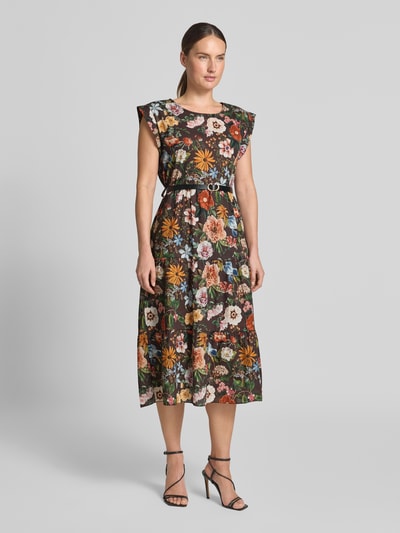 Frauenmodel trägt Midikleid mit Gürtel von ZABAIONE aus reiner Baumwolle, florales Muster, taillierte Passform, Ganzkörperansicht von vorne.
