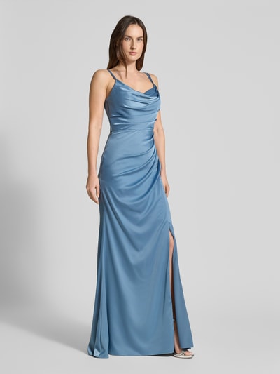 Frauenmodel trägt Regular Fit Abendkleid mit Zierschleife von Luxuar aus blauem Satin mit gelegten Falten, Spaghettiträgern, Gehschlitz, taillierter Passform, Ziersteinbesatz und Cut-Out; Ganzkörperansicht von vorne.