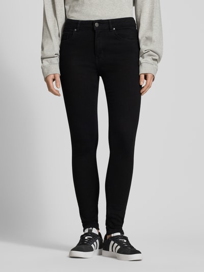 Kobiece modelka ma na sobie Slim Fit Jeans im 5-Pocket-Design od REVIEW, elastyczna mieszanka bawełny, krój slim fit, 5 kieszeni, zapięcie na guzik i zamek błyskawiczny, szerokość w rozmiarze 27: 34 cm, długość wewnętrzna nogawki w rozmiarze 27: 71 cm, czarne, gładka powierzchnia, widok całej sylwetki z przodu.
