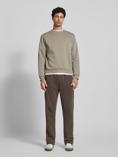 Männermodel trägt Sweatshirt mit gerippten Abschlüssen Modell 'BRADLEY' von Jack & Jones in Beige, Regular Fit, Ganzkörperansicht von vorne.