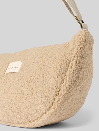 Productfoto, Shoulder Bag aus Teddyfell van Studio Noos, Teddybont in beige, logopatch, hoofdzak met ritssluiting, verstelbare schouderband, Breedte maat 1: 40 cm, Lengte maat 1: 20 cm, Diepte maat 1: 8 cm, Lengte schouderband maat 1: 75 cm