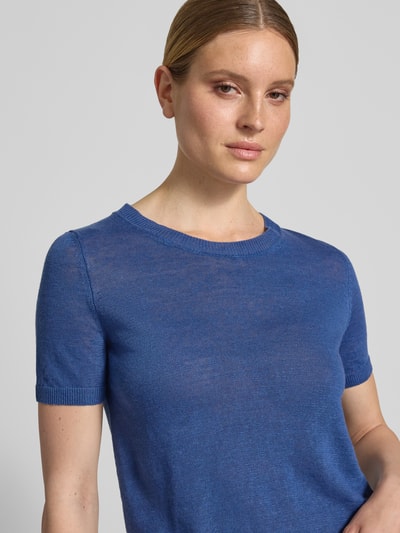 Frauenmodel trägt Regular Fit Strickpullover aus reinem Leinen Modell 'PANCONE' von Weekend Max Mara, Optik: Unifarben, Kurzarm, Materialverarbeitung: Strick, Farbe Blau, Nahaufnahme Oberkörper.