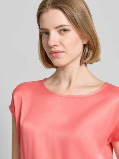 Frauenmodel trägt T-Shirt aus Viskose-Elasthan-Mix mit Rundhalsausschnitt von More & More in Koralle, Nahaufnahme Oberkörper, Regular Fit, Kappärmel.