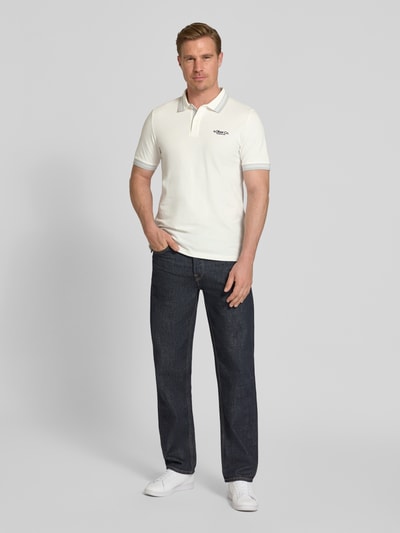 Männermodel trägt Regular Fit Poloshirt aus Baumwoll-Mix von s.Oliver RED LABEL, Optik: Unifarben, Ganzkörperansicht von vorne.