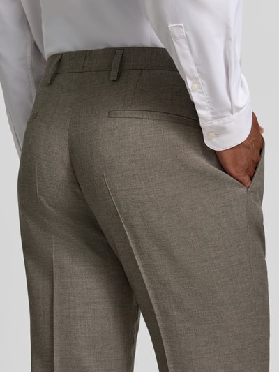 Männermodel trägt Slim Fit Anzug aus Viskose-Mix von ROY ROBSON in Hellgrau, glatte Textur, klassische Taschen, Nahaufnahme Rückansicht.
