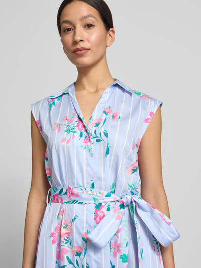 Frauenmodel trägt Hemdblusenkleid mit V-Ausschnitt und Bindegürtel von Milano Italy aus Reine Baumwolle im Allover-Look, A-Linie, Midikleid, Nahaufnahme Oberkörper.
