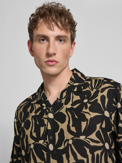 Männermodel draagt relaxed fit vrijetijdsoverhemd van viscose-linnen-mix model 'HARVI' van Only & Sons, meerkleurige look, all-over motief, overhemdkraag, doorlopende knoopsluiting, korte mouw, gevlamd garen, Nahaufnahme Oberkörper.