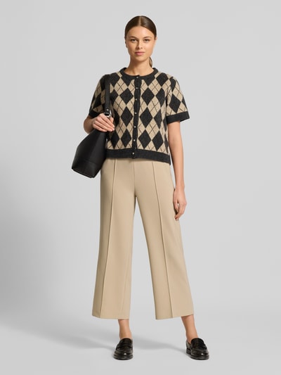 Frauenmodel trägt Straight Fit Stoffhose mit Ziernaht Modell 'Cameron' von Cambio in Beige, elastischer Bund, verkürzte Passform, Ganzkörperansicht von vorne.