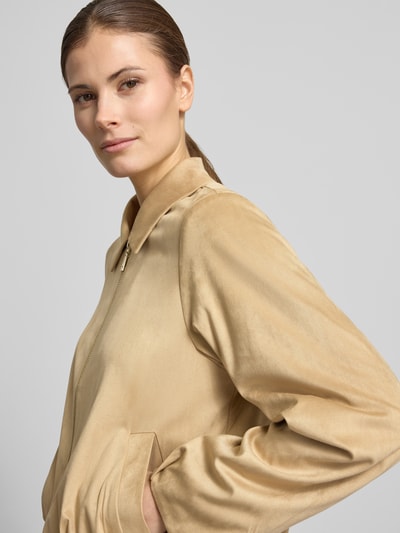 Kobiece model prezentuje Regular Fit Blazer in Leder-Optik od comma, beżowy kolor, materiał z domieszką stretchu, zamek, kieszenie, faktura imitująca skórę, krój regular fit, Szerokość w rozmiarze 36: 47 cm, Długość tyłu: 52 cm, Długość rękawa: 61 cm, zbliżenie na górną część ciała, widok z przodu.