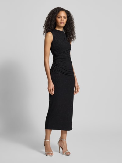 Vrouwenmodel draagt Cocktailjurk met ronde hals van Jake*s Cocktail in zwart met glittereffect, materiaalmix met stretch, getailleerd model, geplooid, onderjurk, naadritssluiting, ruglengte 133 cm, borstwijdte 35 cm, geheel zichtbaar van voren.