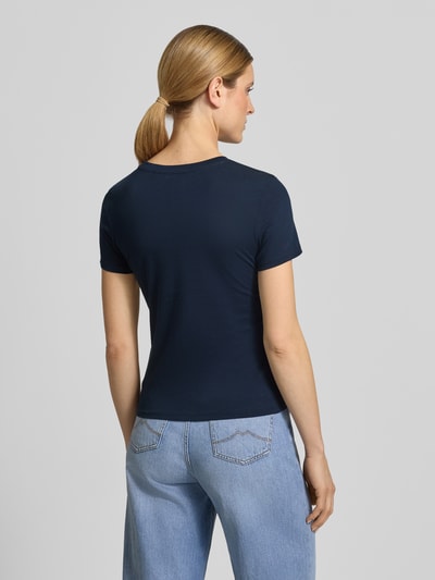Frauenmodel trägt Regular Fit T-Shirt aus reiner Baumwolle von Tom Tailor Denim in Dunkelblau, unifarben, Rundhals, Jersey, Ganzkörperansicht Rückansicht.