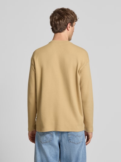 Männermodel trägt Longsleeve aus Baumwolle Modell 'FILLIP' von Blend in Beige mit Gerader-Schnitt, Rückenlänge 70 cm, Ganzkörperansicht Rückansicht.