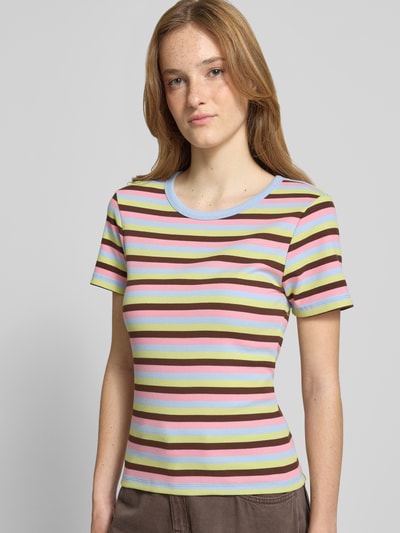 Vrouwenmodel draagt Slim Fit T-shirt uit katoenmix model 'MAY' van Pieces, gekleurde strepen, dames T-shirt, detailopname bovenlichaam.