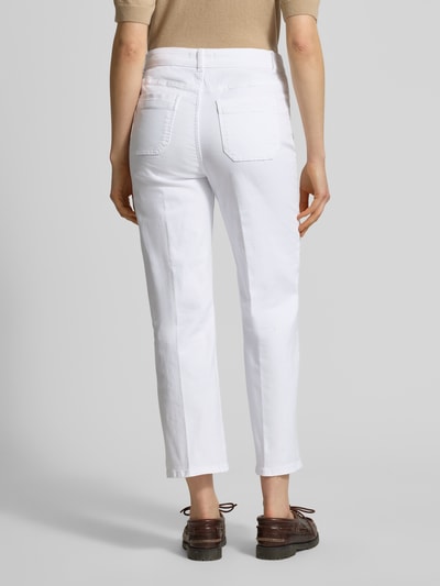 Vrouwenmodel draagt Jeans in verkorte pasvorm van Christian Berg Woman, katoenmix met stretch, recht model, steekzakken, knoop- en ritssluiting, achterzakken, bandwijdte maat 36/28: 39 cm, binnenbeenlengte maat 36/28: 67 cm. Volledige lichaamsaanzicht achteraan.
