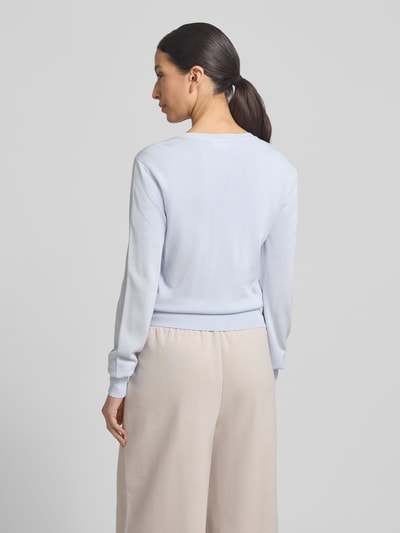 Frauenmodel trägt Cardigan aus Lyocell-Mix mit Rundhalsausschnitt Modell 'ARABELLA' von GUIDO MARIA KRETSCHMER WOMAN in Hellblau, glatte Struktur, kombinierbar durch Regular Fit, Rückenansicht, Ganzkörperansicht Rückansicht.
