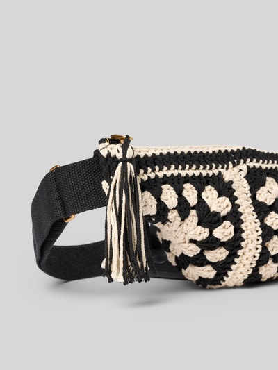 Produktfoto, Bauchtasche mit Label-Detail Modell 'Wanderes Bumbag' von Barts aus reiner Baumwolle in Schwarz und Creme mit Häkelfläche und Reißverschluss, Breite 41 cm, Länge 16 cm, Tiefe 2 cm, Schulterriemen 59 cm, Struktur: grob gehäkelt