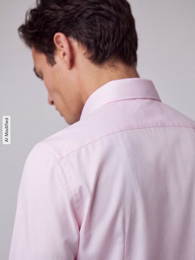 Männermodel trägt Modern Fit Businesshemd aus reiner Baumwolle von OLYMP in zartem Rosa, glatte Textur, Ganzkörperansicht Rückansicht, KI-modifiziertes Bild.