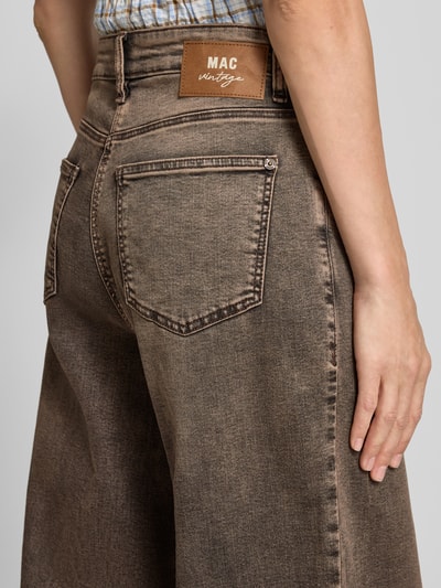 Frauenmodel trägt Barrel Jeans aus Baumwoll-Lyocell-Mix Modell 'DAKOTA' von MAC in brauner Vintage-Waschung, Nahaufnahme Rückansicht, Damen Barrel Jeans von MAC